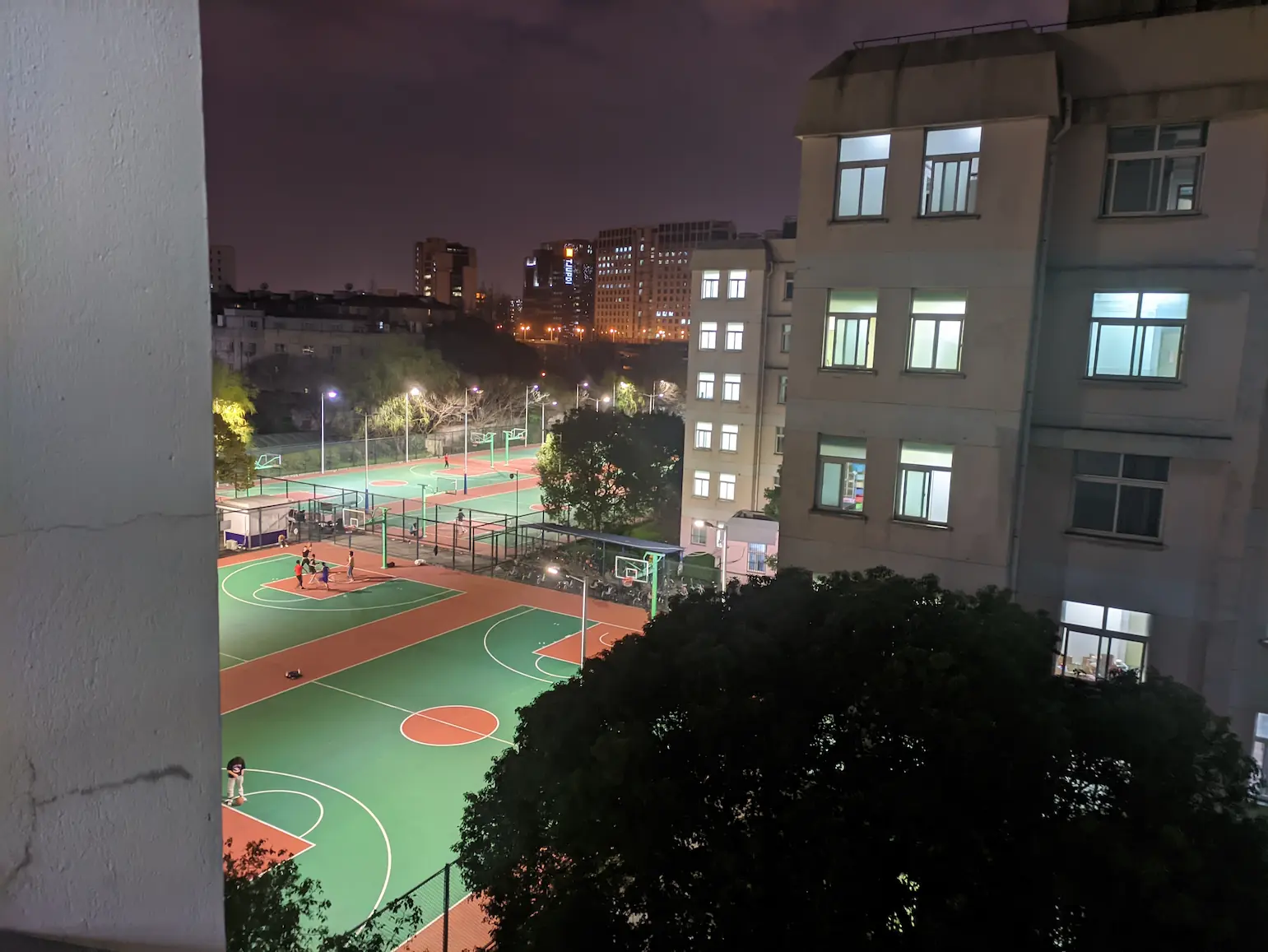 2022 年 3 月 12 日晚,摄于复旦大学宿舍楼