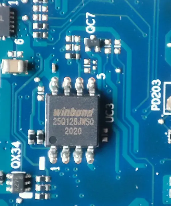 BIOS 芯片(图正中)