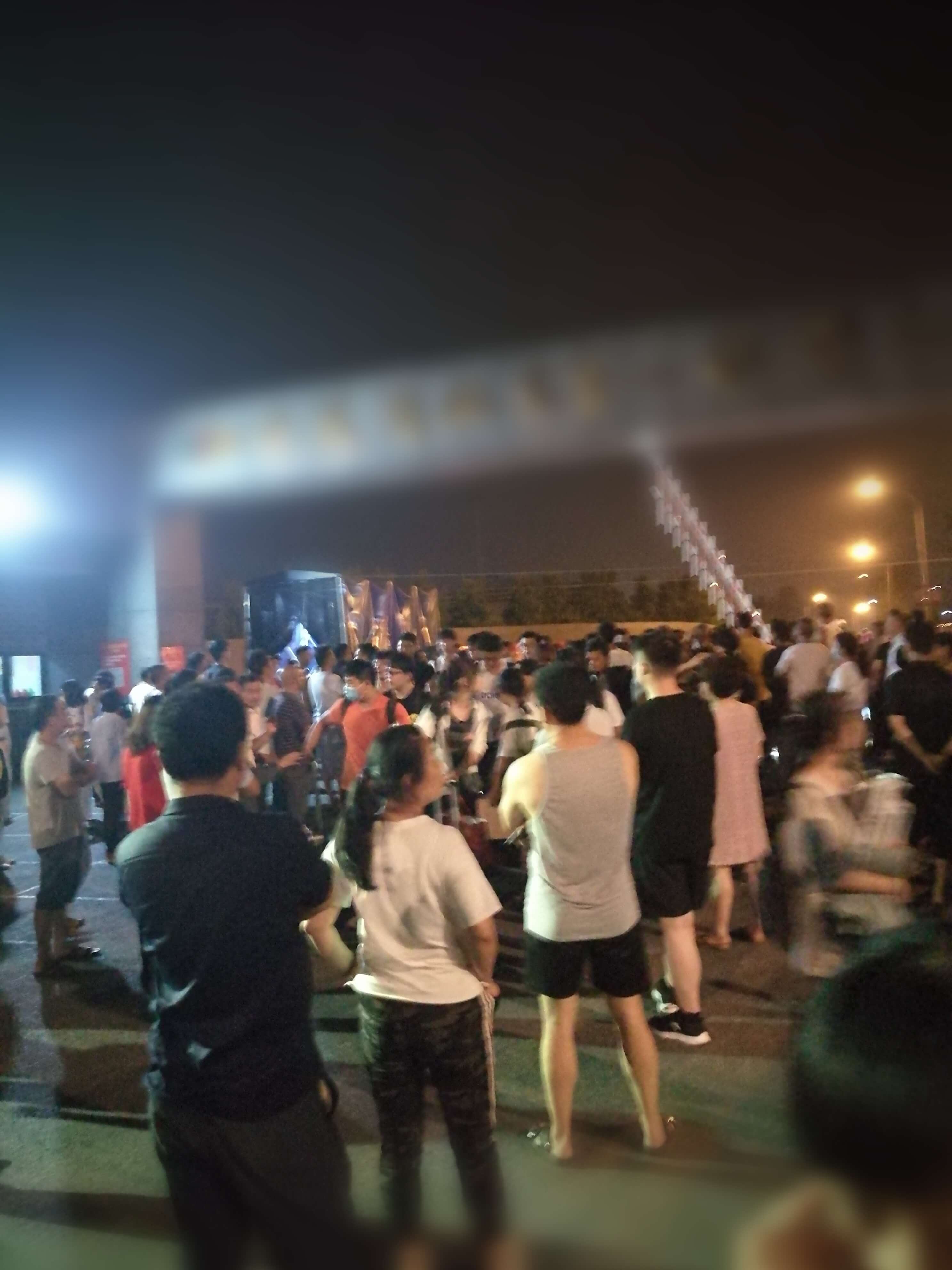 今晚学生收拾学校物品回家时,校门口拥挤的家长